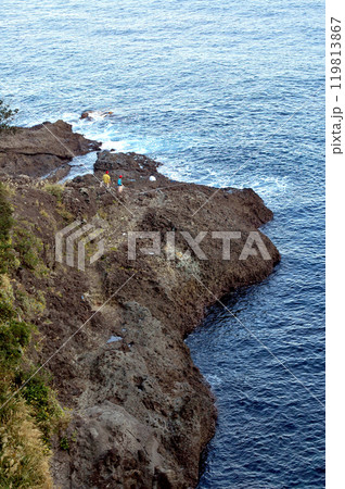 東伊豆の地磯で磯釣りをする釣り人 119813867