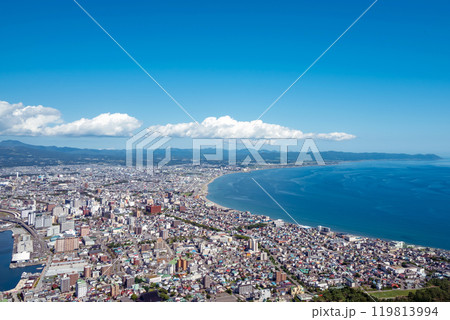 【北海道】函館山から眺める函館市内の景観 119813994