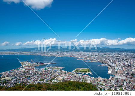 【北海道】函館山から眺める函館港全景と函館市内の景観 119813995