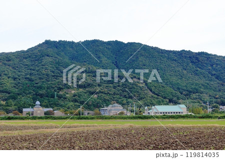 近江八幡市の風景 繖山と麓の建物 近江八幡市の風景 繖山と麓の建物 119814035