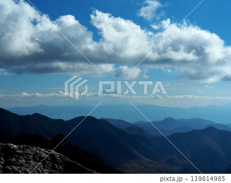 【山の風景】山梨県・金峰山登山・富士山の眺め 【山の風景】山梨県・金峰山登山・富士山の眺め 119814985