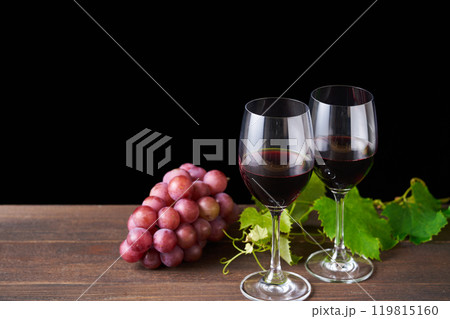 グラスに注いだ赤ワイン グラスに注いだ赤ワイン 119815160