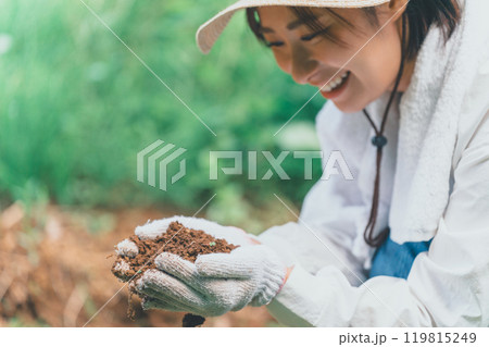 土を見る農家 土を見る農家 119815249