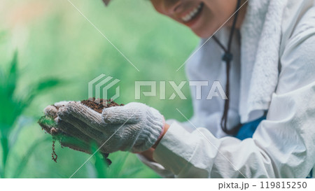 土を見る農家 119815250