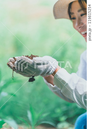 土を見る農家 土を見る農家 119815254