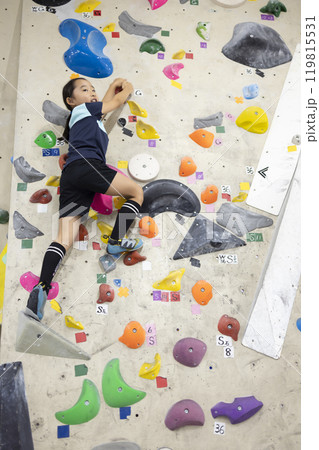 ボルダリングをする小学生 119815531