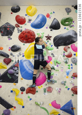 ボルダリングをする小学生 119815536