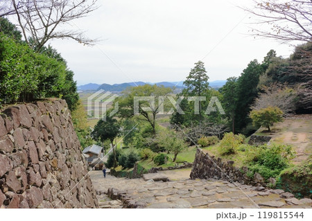 安土城跡の大手道の途中から見下ろす風景 安土城跡の大手道の途中から見下ろす風景 119815544