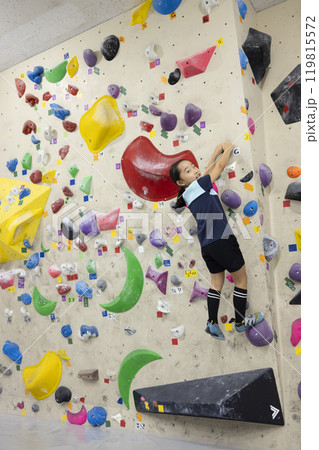 ボルダリングをする小学生 ボルダリングをする小学生 119815572