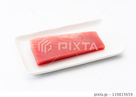 お皿に載ったメバチマグロの中トロの柵 119815659