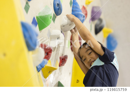 ボルダリングをする小学生 ボルダリングをする小学生 119815759