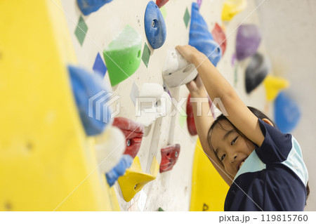 ボルダリングをする小学生 ボルダリングをする小学生 119815760