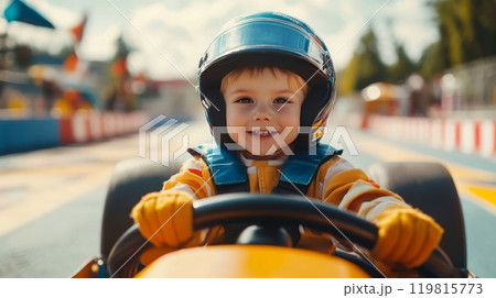 運転を楽しむ子供 119815773