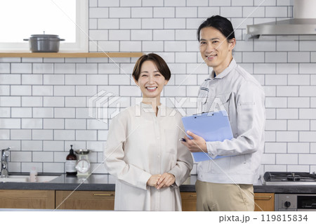 住宅営業 リフォームの相談をする主婦と作業着を着た男性 住宅営業 リフォームの相談をする主婦と作業着を着た男性 119815834