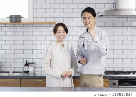 住宅営業　リフォームの相談をする主婦と作業着を着た男性 119815837