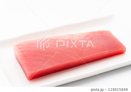 脂がのったメバチマグロの中トロの柵のクローズアップ 119815849