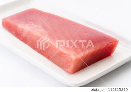 脂がのったメバチマグロの中トロの柵のクローズアップ 119815850