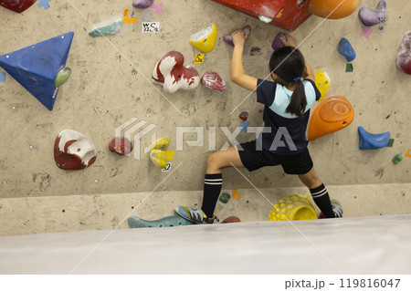ボルダリングをする小学生 119816047