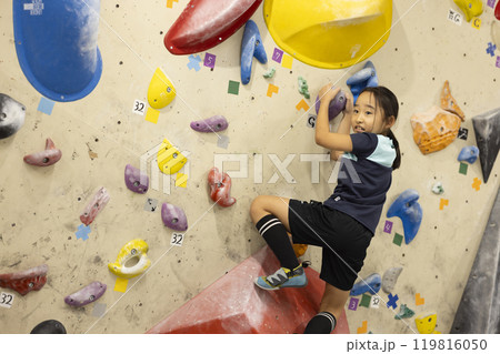 ボルダリングをする小学生 119816050