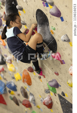 ボルダリングをする小学生 119816053
