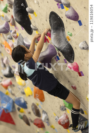 ボルダリングをする小学生 ボルダリングをする小学生 119816054