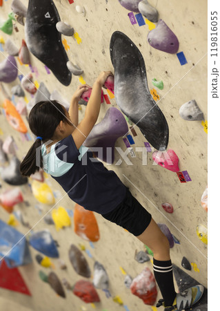 ボルダリングをする小学生 119816055