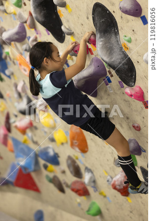 ボルダリングをする小学生 ボルダリングをする小学生 119816056