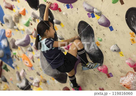 ボルダリングをする小学生 119816060