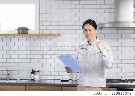 住宅営業 キッチンを点検する男性 住宅営業 キッチンを点検する男性 119816078