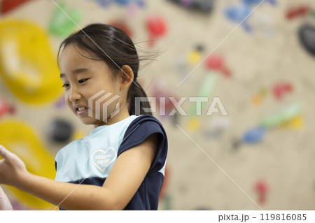 ボルダリングをする小学生 ボルダリングをする小学生 119816085