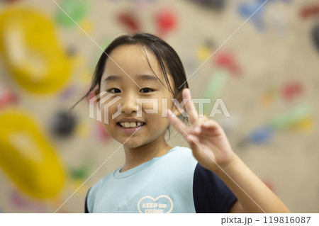 ボルダリングをする小学生 119816087