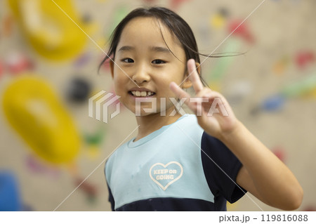 ボルダリングをする小学生 119816088