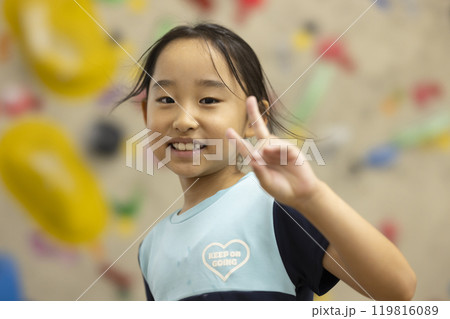 ボルダリングをする小学生 119816089