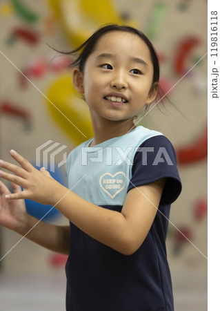 ボルダリングをする小学生 119816118