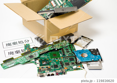 廃棄する電子回路基板　電子機器に使用されている電子基板廃棄のイメージ 119816620