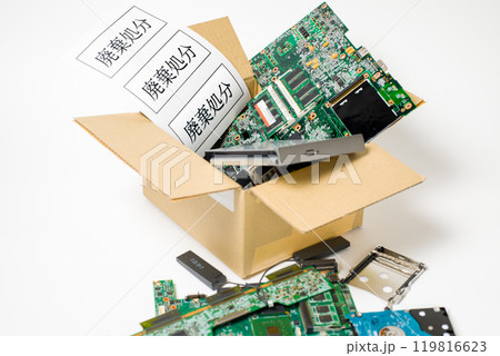 廃棄する電子回路基板　電子機器に使用されている電子基板廃棄のイメージ 119816623