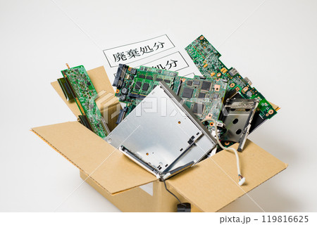廃棄する電子回路基板　電子機器に使用されている電子基板廃棄のイメージ 119816625