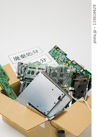 廃棄する電子回路基板 電子機器に使用されている電子基板廃棄のイメージ 廃棄する電子回路基板 電子機器に使用されている電子基板廃棄のイメージ 119816629