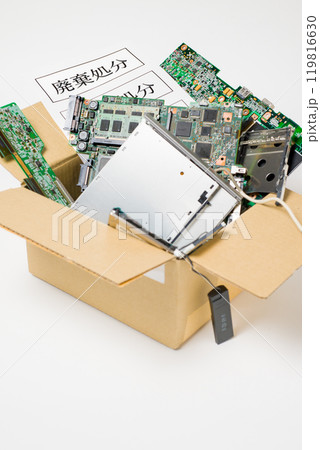 廃棄する電子回路基板　電子機器に使用されている電子基板廃棄のイメージ 119816630