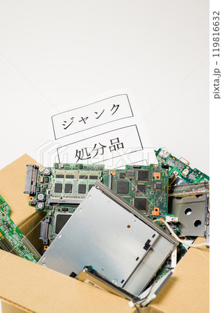 廃棄する電子回路基板 電子機器に使用されている電子基板廃棄のイメージ 廃棄する電子回路基板 電子機器に使用されている電子基板廃棄のイメージ 119816632