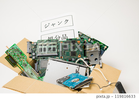 廃棄する電子回路基板 電子機器に使用されている電子基板廃棄のイメージ 廃棄する電子回路基板 電子機器に使用されている電子基板廃棄のイメージ 119816633