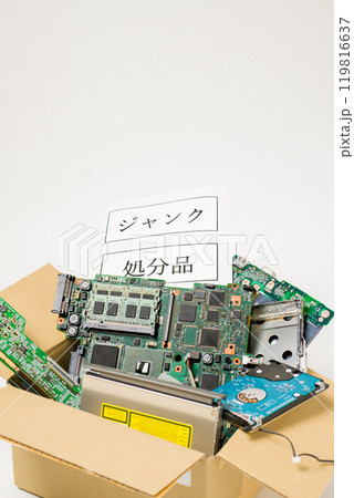 廃棄する電子回路基板 電子機器に使用されている電子基板廃棄のイメージ 廃棄する電子回路基板 電子機器に使用されている電子基板廃棄のイメージ 119816637