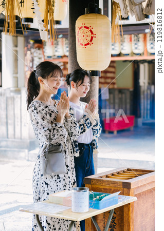 女子旅 お参りをする若い女性 女子旅 お参りをする若い女性 119816812