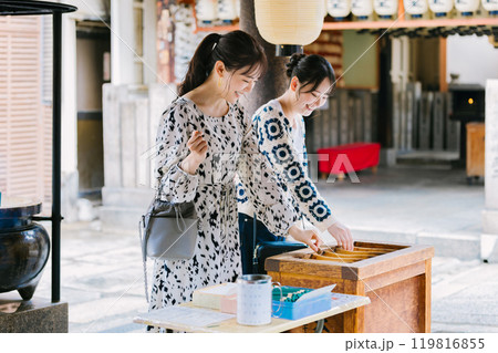 女子旅  お参りをする若い女性 119816855