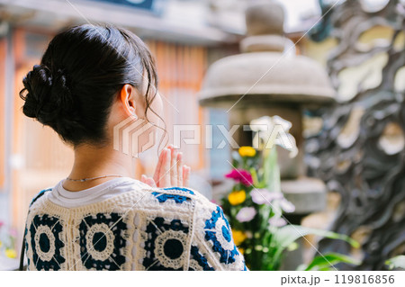 女子旅 お参りをする若い女性 女子旅 お参りをする若い女性 119816856