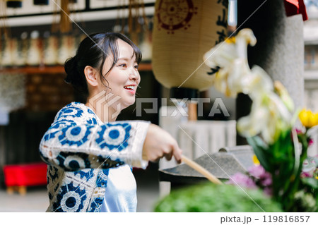 女子旅 お参りをする若い女性 女子旅 お参りをする若い女性 119816857