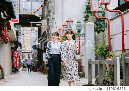 大阪ミナミ を歩く女性 大阪ミナミ を歩く女性 119816858