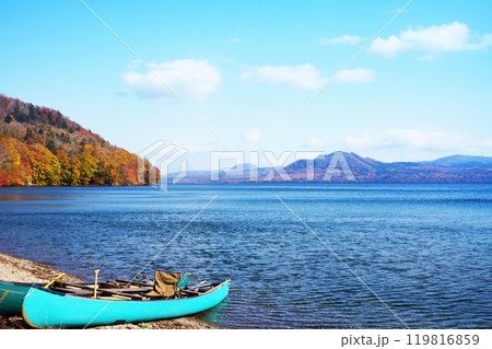 カヌー浮かぶ秋の屈斜路湖　　北海道 119816859