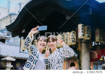 大阪観光で友達と自撮りをする女性 119817070