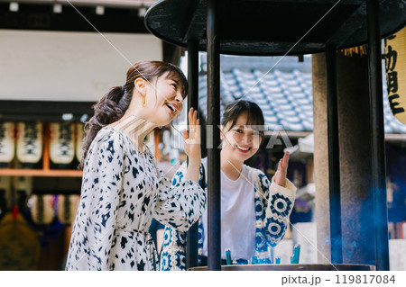 香炉の煙を浴びる参拝者 119817084